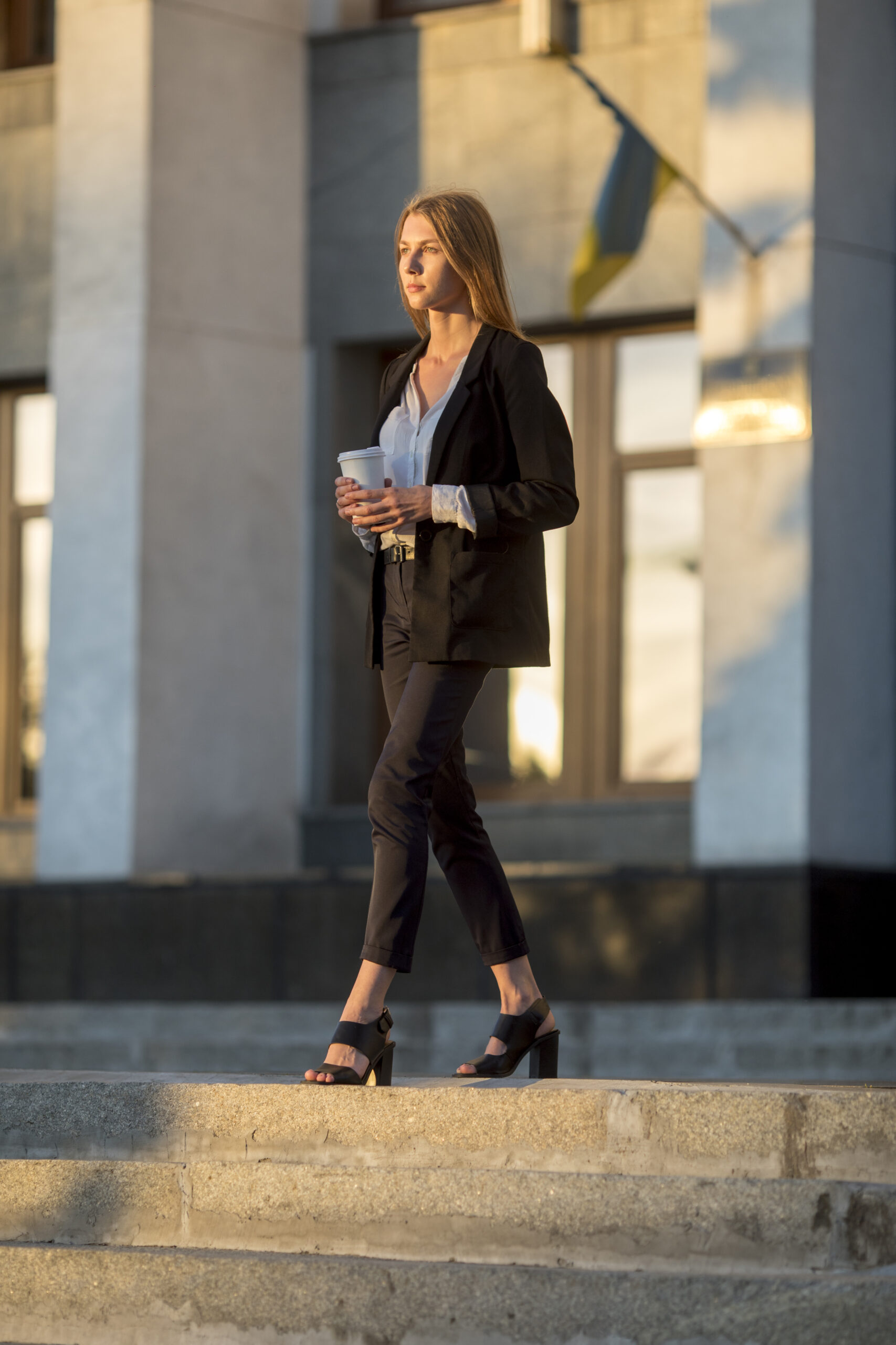 elegantnaa-zensina-idusaa-dlinnyi-vystrel